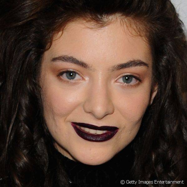 Lorde usou o seu já icônico batom roxo escuro para comparecer à premiação e também esfumou os olhos com sombra marrom